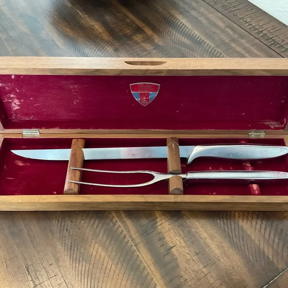 Vintage Gerber Legendary Blades 2‎ piece carving set in a walnut case